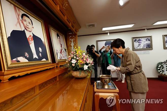 박정희 전 대통령 생가 찾은 박근혜 (구미=연합뉴스) 윤관식 기자 = 박근혜 전 대통령이 15일 오전 경북 구미시 상모동 박정희 전 대통령를 찾아 분향하고 있다. 2023.8.15 psik@yna.co.kr