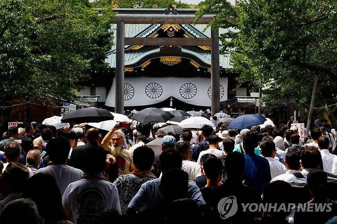 야스쿠니 신사 일반인 참배 행렬 (도쿄 로이터=연합뉴스) 일본 패전일인 15일 시민들이 도쿄 지요다구의 야스쿠니신사를 참배하고 있다. 2023.8.15
sungjinpark@yna.co.kr