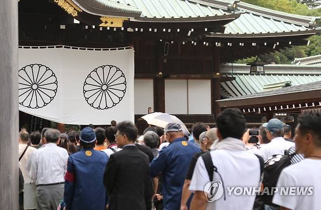 패전일에 야스쿠니신사 찾은 참배객들 (도쿄=연합뉴스) 박상현 특파원 = 일본 패전일인 15일 태평양전쟁 A급 전범이 합사된 도쿄 지요다구 야스쿠니신사에서 사람들이 참배하기 위해 대기하고 있다. 2023.8.15