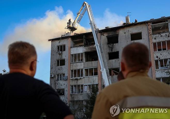 러시아 공습 받은 우크라이나 서부도시 르비우의 주거건물 (르비우[우크라이나] 로이터=연합뉴스) 15일(현지시간) 러시아의 공습을 받은 르비우의 주거건물에서 구조작업이 진행되는 가운데 시민들이 현장을 지켜보고 있다. 2023.8.15 photo@yna.co.kr