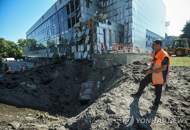 러시아 공습받은 우크라이나 중부도시 드니프로의 스포츠센터 (드니프로[우크라이나] 로이터=연합뉴스) 우크라이나 중부 드니프로시의 근로자들이 15일(현지시간) 러시아의 공습을 받은 지역 스포츠센터에서 복구 작업을 벌이고 있다. 2023.8.15 photo@yna.co.kr