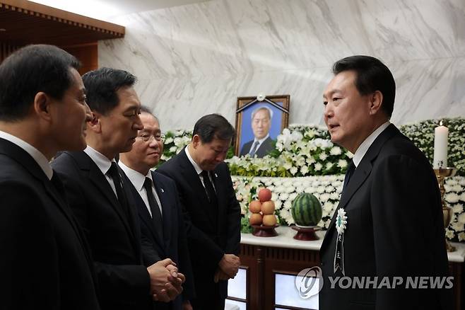 국민의힘 지도부 조문받는 윤석열 대통령 (서울=연합뉴스) 진성철 기자 = 윤석열 대통령이 15일 오후 서울 서대문구 신촌세브란스병원 장례식장에 마련된 부친 윤기중 연세대 명예교수의 빈소에서 국민의힘 김기현 대표(왼쪽 두번째) 등 지도부의 조문을 받고 있다. 왼쪽부터 박대출 국민의힘 정책위의장, 김 대표, 윤재옥 원내대표, 이철규 사무총장. 2023.8.15 [대통령실 제공. 재판매 및 DB 금지] zjin@yna.co.kr