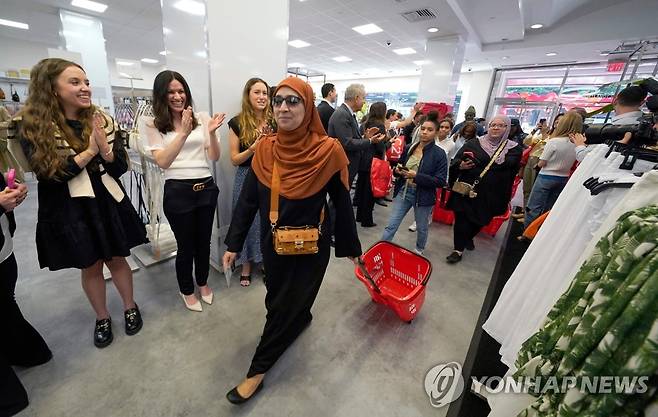 뉴욕 맨해튼에서 손님을 맞는 유통업체 직원들 [AFP 연합뉴스 자료사진]