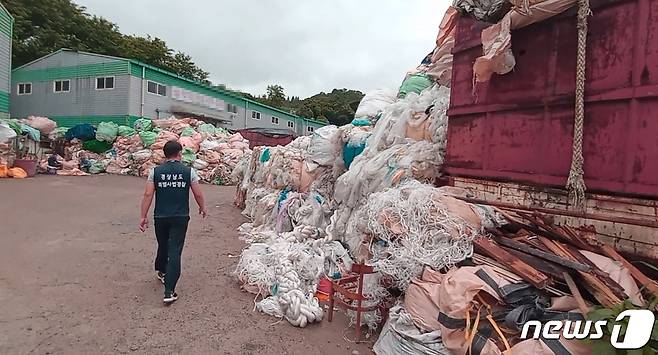 폐기물을 무단으로 반입해 방치한 현장에서 경남도 특별사법경찰관이 단속하고 있는 모습.(경남도 제공)