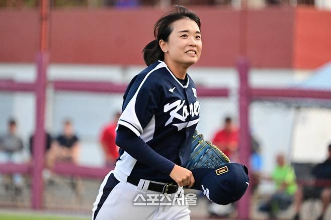 모자를 벗고 마운드에 내려온 김보미의 표정엔 시원섭섭함 그 이상이 섞여 있었다. 선더베이(캐나다) | 황혜정기자. et16@sportsseoul.com