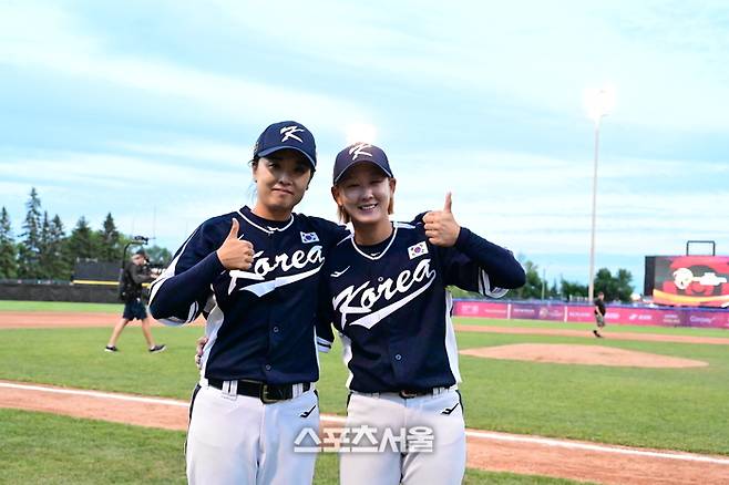 김보미(왼쪽)와 신누리가 ‘2024 여자야구 월드컵’ 캐나다전을 마치고 기념 촬영을 하고 있다. 선더베이(캐나다) | 황혜정기자. et16@sportsseoul.com