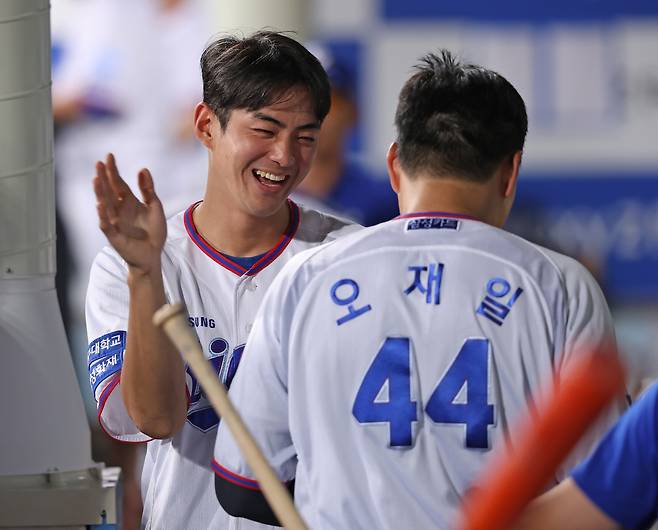 쐐기타를 치고 돌아온 오재일을 반갑게 맞는 구자욱. 사진제공=삼성 라이온즈