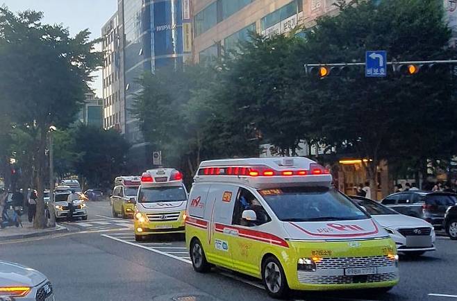 경기 성남시 분당구 서현역 부근에서 묻지마 흉기 난동이 발생해 소방 구급차들이 사건 현장으로 향하고 있다. [이미지출처=연합뉴스]