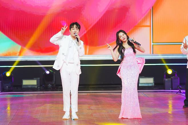 ‘화요일은 밤이 좋아’ 80회 '제2회 주현미가요제'에서 듀엣 무대를 선보인 이찬원-홍지윤/TV조선