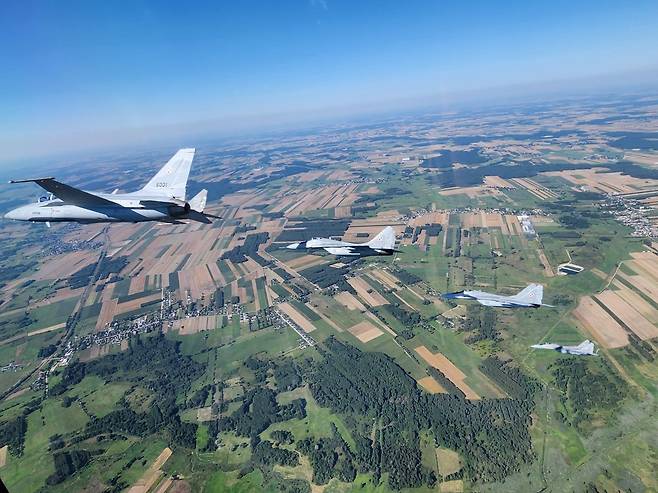 FA-50GF(첫번째)가 15일(현지 시각) 미그29와 함께 폴란드 바르샤바 상공을 비행하고 있다. /KAI