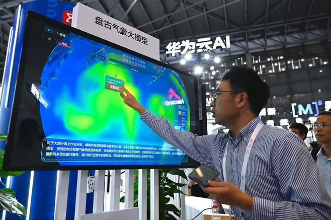 지난달 7일 중국 상하이에서 열린 '세계인공지능회의(WAIC)'에서 화웨이 직원이 '판구 웨더'를 소개하고 있다./연합뉴스
