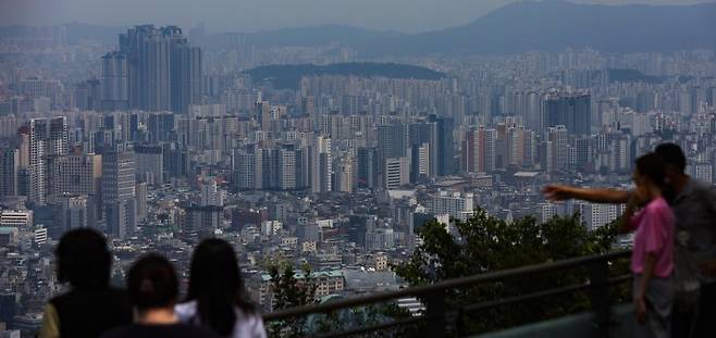 올해 상반기 서울 아파트 월 평균 매매 거래량이 3배 가량 증가하는 등 서울 매매시장이 회복세를 보이고 있다. 서울 남산에서 시민들이 서울시내 아파트를 바라보고 있다. 사진=뉴시스