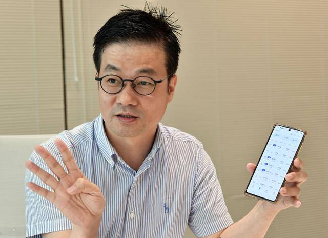 장승래 디버 대표가 배달원의 현재 위치를 알 수 있는 디지털 퀵 배송 서비스 '디버' 앱을 보여주고 있다. 장 대표는 문서 보관실 디포스트와 퀵 배송 디버를 유기적으로 결합해 연쇄효과를 내고 있다. 안다은 인턴기자