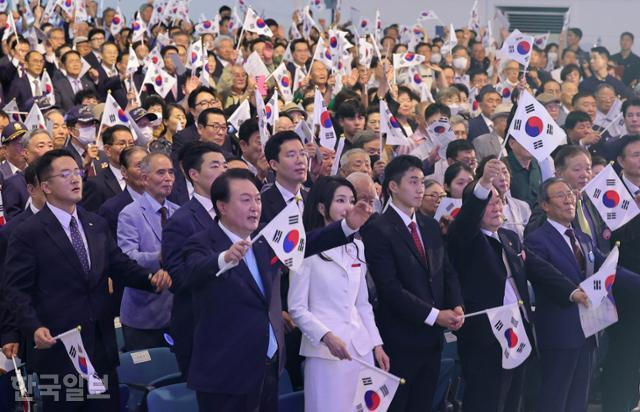 제78주년 광복절 경축식이 15일 서울 서대문구 이화여자대학교 대강당에서 열려 윤석열 대통령과 김건희 여사가 만세삼창을 하고 있다. 서재훈 기자