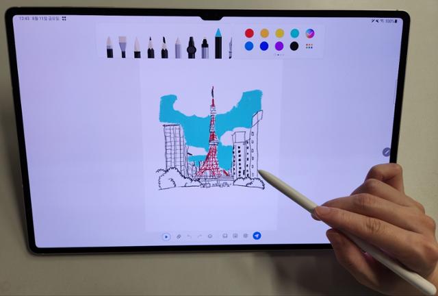 갤럭시탭 S9 울트라의 '펜업'(PEN.UP) 앱에서 S펜으로 그림을 그려봤다. S펜은 일반 펜처럼 부드럽고 섬세하게 그림을 그릴 수 있었다. 김지현 기자