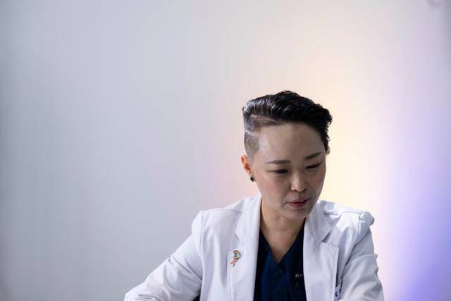 김결희 강동성심병원 LGBTQ+센터장이 커리업과 7월 27일 인터뷰를 하고 있다. 이한호 기자 han@hankookilbo.com