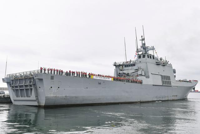 16일 해군 상륙함 최초로 퍼시픽파트너십 훈련에 참가하는 천자봉함이 부산 해군작전기지에서 출항하고 있다. 해군 제공