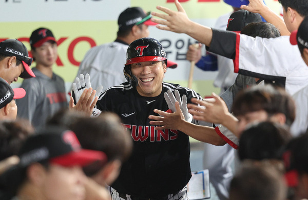 <yonhap photo-4032=""> 16일 대구 삼성전에서 솔로 홈런을 쏘아올린 김현수. 연합뉴스</yonhap>