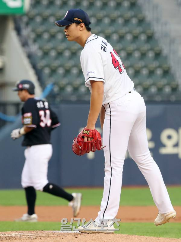 2023 KBO 프로야구 두산베어스와 kt위즈의 경기가 16일 오후 서울 잠실야구장에서 열렸다. 2회초 2사 2루 오윤석 타석때 투수 김동주의 보크로 2루주자 이호연을 3루로 진루시키고 있다. 잠실=김민규 기자 mgkim1@edaily.co.kr