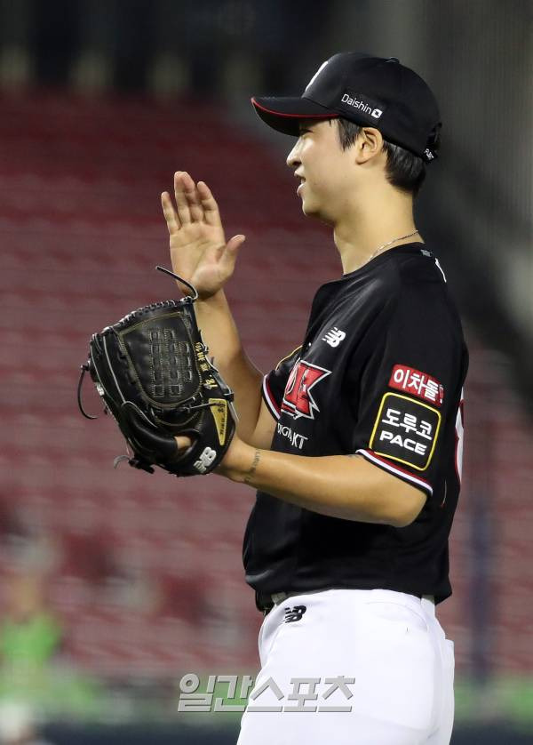 2023 KBO 프로야구 두산베어스와 kt위즈의 경기가 16일 오후 서울 잠실야구장에서 열렸다. 4회말 1사 1,3루 엄상백이 김인태의 타구가 1루 라인드라이브로 병살 처리되자 박수를 치고 있다. 잠실=김민규 기자 mgkim1@edaily.co.kr