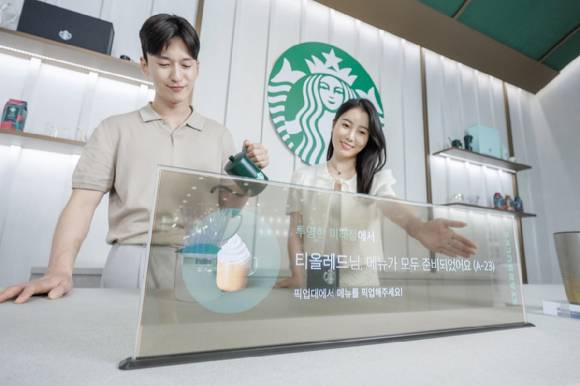 16일 서울 코엑스에서 열린 'K-디스플레이 2023' 전시회에서 LG디스플레이 모델이 스타벅스와 협업한 매장용 투명 OLED 콘셉트를 소개하고 있다. [사진=LG디스플레이]