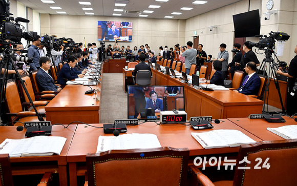 16일 오전 서울 여의도 국회에서 열린 행정안전위원회 전체회의에서 이상민 행안부 장관이 참석하지 않아 자리가 비어 있다. 이날 전체회의에는 2023 새만금 세계스카우트 잼버리 파행 사태와 관련한 현안질의가 예정되어 있다. [사진=곽영래 기자]