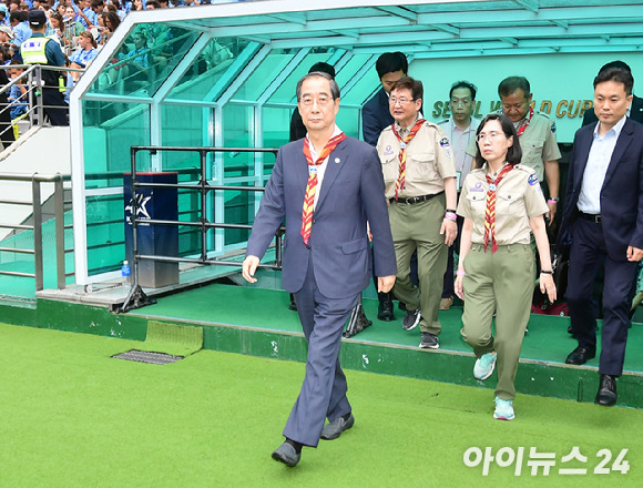 11일 오후 서울월드컵경기장에서 열린 '2023 새만금 세계스카우트 잼버리 폐영식'에서 한덕수 국무총리가 입장하고 있다. [사진=아이뉴스24 포토DB]