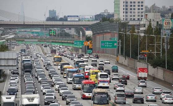 경부고속도로 기흥 IC~양재IC 구간은 상습정체 구간으로 악명이 높다. [뉴스1]