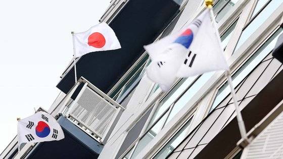 삼일절인 지난 3월 1일 세종시 한솔동의 아파트 베란다 국기게양대에 일장기가 걸려 있다. 연합뉴스