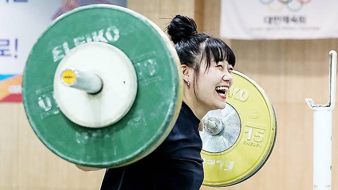 역도 국가대표 한지안 선수가 16일 충북 진천 국가대표 선수촌에서 훈련하고 있다. 뉴스1