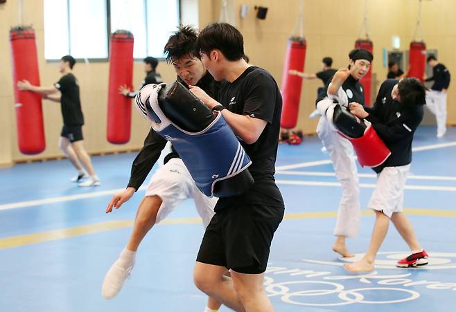 16일 충북 진천 국가대표 선수촌에서 태권도 선수단이 훈련에 매진하고 있다. 뉴시스