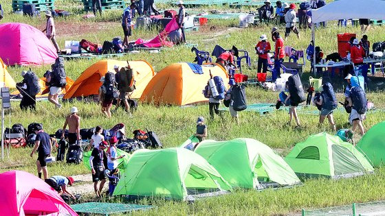 새만금 세계스카우트잼버리 대원들이 지난 8일 전북 부안군 잼버리 현장을 떠나기 위해 짐을 꾸리고 있다. [연합뉴스]