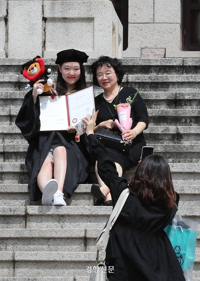 2022학년도 후기 학위수여식이 진행된 16일 서울 동대문구 경희대학교에서 졸업생들이 기념 사진을 찍고 있다. 한수빈 기자