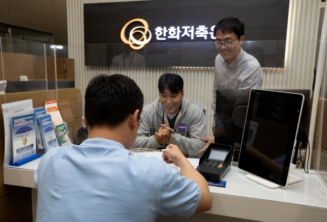 일학습병행 프로그램에 참여한 인하대학교 학생이 한화저축은행에서 실무 경험을 익히고 있다. 인하대 제공