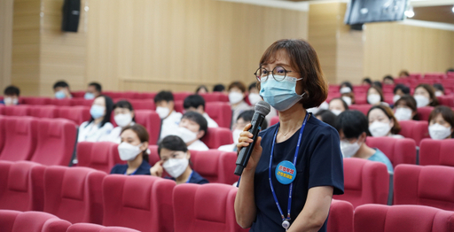 가톨릭대학교 인천성모병원이 최근 병원 신관 마리아홀(대강당)에서 ‘제3회 의료윤리집담회’를 열고 ‘연명의료계획서가 있으나 가족이 연명의료 중단을 반대하는 임종과정 환자’에 대한 주제에 논의하고 있다. 인천성모병원 제공