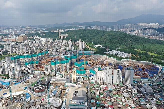 서울 청약시장이 여름 휴가철에도 달아오르고 있다. 사진은 청약이 진행 중인 서울 동대문구 래미안 라그란데 공사 현장 전경. 삼성물산