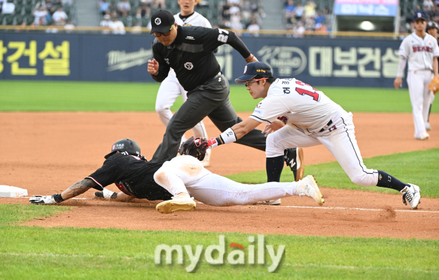 6회초 2사 1.3루서 더블 스틸 작전에 실패하는 KT 김민혁 / 유진형 기자 zolong@mydaily.co.kr