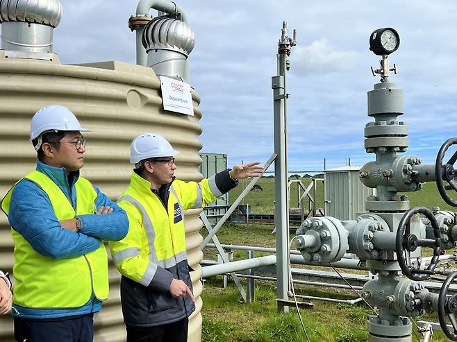 폴 바라클로그(오른쪽) 오트웨이 국제 CCS(탄소 포집·저장) 실증센터 최고운영책임자(COO)가 15일 오트웨이 CCS 실증센터에서 이산화탄소(CO2) 주입정 설비에 대해 설명하고 있다. 왼쪽은 이원엽 SK E&S CCS사업개발팀 매니저. [김은희 기자]