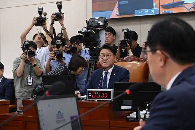 16일 오전 서울 여의도 국회에서 행정안전위원회 전체회의가 열린 가운데 김교흥 행안위원장이 발언하고 있다. 이날 전체회의에는 ‘2023 새만금 세계스카우트 잼버리’ 파행 사태와 관련한 현안질의가 예정돼 있다. 이상섭 기자