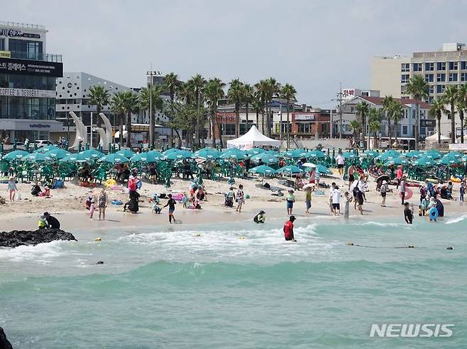 [제주=뉴시스] 오영재 기자 = 16일 수요일은 전국 대부분 지역에서 체감온도가 33도 오르는 더위가 계속되겠다. 오후부턴 전국 곳곳에 소나기가 오겠다. 사진은 제78주년 광복절인 15일 오전 제주 함덕해수욕장을 찾은 피서객들이 물놀이를 하는 모습. 2023.08.15. oyj4343@newsis.com