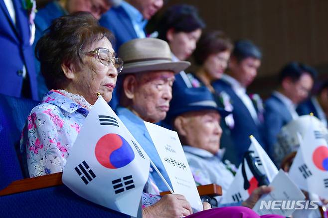 [광주=뉴시스] 이영주 기자 = 일제강제노역 피해자 양금덕 할머니와 이경석 할아버지, 이춘식 할아버지가 15일 오전 광주시청에서 열린 제78주년 광복절 경축식에 참여해 순국선열을 향한 묵념을 하고 있다. 2023.08.15. leeyj2578@newsis.com