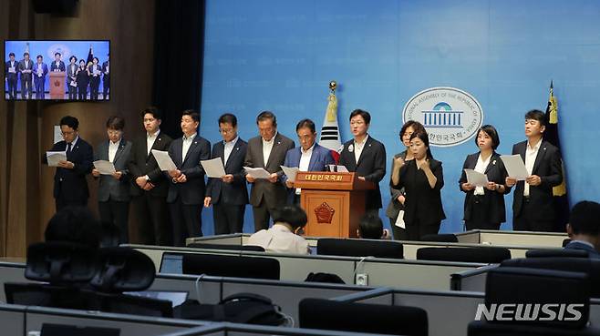 [서울=뉴시스] 전진환 기자 = 국회 행정안전위원회 더불어민주당 간사인 강병원 의원 등 야당의원들이 16일 오전 서울 여의도 국회 소통관에서 행안위 파행과 관련해 기자회견을 하고 있다.  2023.08.16. amin2@newsis.com