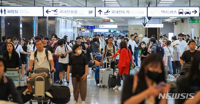 [제주=뉴시스] 우장호 기자 = 본격적인 여름 휴가철에 접어든 21일 오전 제주국제공항 1층 도착장에 관광객들의 발걸음이 이어지고 있다. 2023.07.21. woo1223@newsis.com