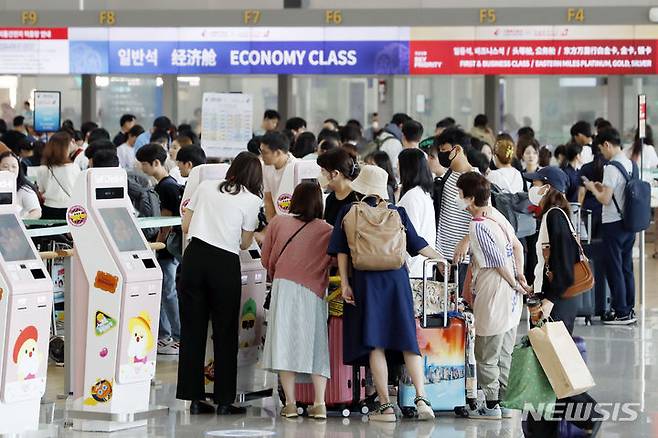 [인천공항=뉴시스] 최동준 기자 = 16일 인천국제공항 제1터미널 출국장이 이용객으로 붐비고 있다. 국토교통부 항공 통계에 따르면 지난 7월 항공 여객 수는 897만 7651명으로 코로나19 이전인 2019년 7월과 비교하면 83.8% 가량 회복했다. 2023.08.16. photocdj@newsis.com