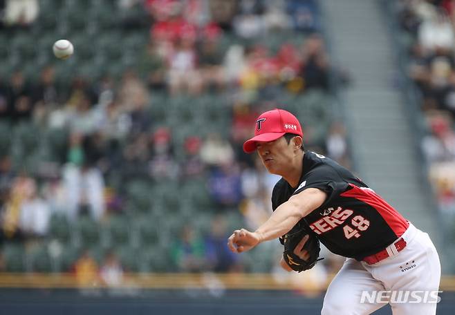 [서울=뉴시스] 고승민 기자 = 30일 서울 잠실야구장에서 열린 2023 KBO 리그 KIA 타이거즈 대 LG 트윈스 경기, 1회말 LG 공격 KIA 선발투수 이의리가 역투하고 있다. 2023.04.30. kkssmm99@newsis.com