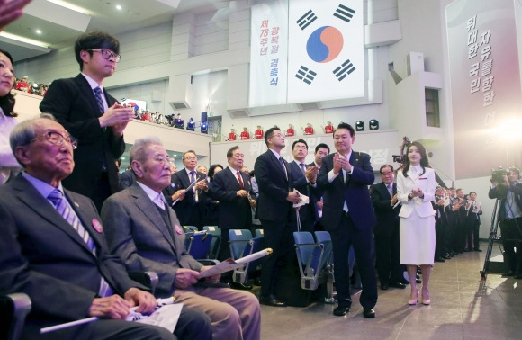 애국지사를 향한 박수 - 윤석열 대통령과 김건희 여사가 15일 서울 서대문구 이화여대 대강당에서 열린 제78주년 광복절 경축식에 참석한 김영관(왼쪽)·오성규 애국지사를 향해 박수를 보내고 있다. 김 지사는 백범김구선생기념사업협회 고문을 지내고 있으며, 오 지사는 일제강점기 한국광복군 제3지대에서 항일독립운동을 한 뒤 일본에 거주하다 지난 13일 영구 귀국했다. 연합뉴스