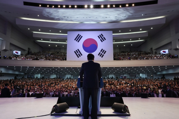 윤석열 대통령이 15일 서울 서대문구 이화여대 대강당에서 열린 제78주년 광복절 경축식에서 경축사를 하고 있다. 윤 대통령은 경축사에서 “공산전체주의 세력을 맹종하는 반국가세력이 여전히 활개치고 있다”고 말했다. 대통령실 제공