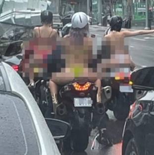 지난 11일 서울 강남 일대에서 비키니만 입은 채 오토바이를 탄 여성들. 온라인 커뮤니티 캡처