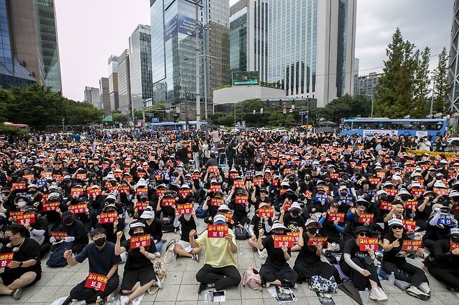 7월22일 서울 종로구 보신각 앞에서 학교에서 숨진 채 발견된 초등학교 교사를 추모하는 집회가 열렸다. ⓒ시사IN 신선영