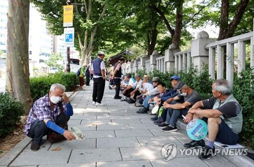 한여름 탑골공원 찾은 노인들 기사 내용과 직접 관련 없음. 폭염 경보가 발효 중인 8월 1일 서울 종로구 탑골공원 나무 그늘에서 어르신들이 햇볕을 피하고 있다. [연합뉴스 자료사진. 재판매 및 DB 금지]